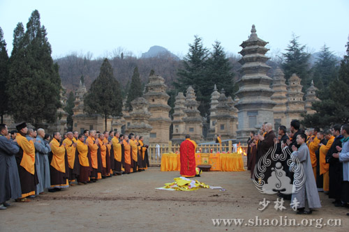 少林寺方丈永信大和尚率两序大众塔林祭祖