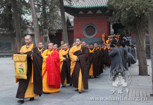 少林寺方丈永信大和尚率两序大众塔林祭祖