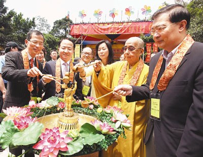 宝莲禅寺举行浴佛节庆祝佛诞，释智慧（右二）陪同王志民（左二）、曾钰成（左一）、谭耀宗（右一）等浴佛