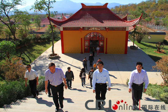 中国驻津巴布韦大使忻顺康（前排中）出席寺院开光仪式