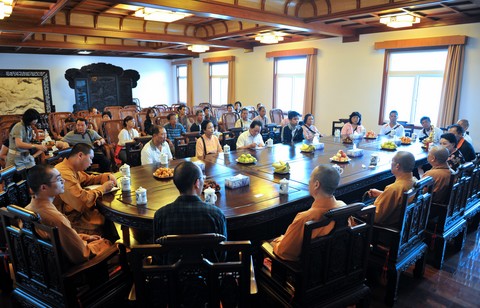 座谈现场（普济禅寺内坛会议室）