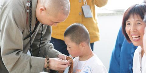 义辉法师为孩子们带上吉祥结