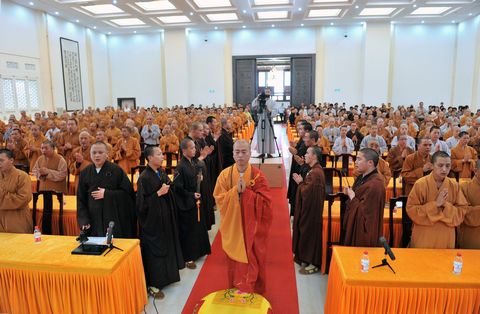 宏海法师（中）在讲座前拈香礼佛