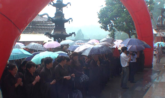 天空普降甘露雨，诸佛菩萨生欢喜