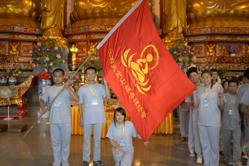 禅修营导师为营员代表授夏令营营旗