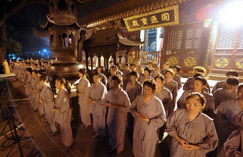 佛协歌咏团在本次香会期活动中唱诵祈福