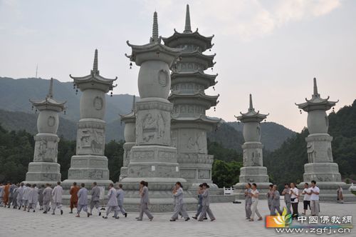 六祖寺禅定法师带领百天短期出家众三步一拜礼佛话动圆满