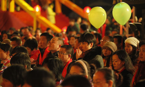 来自各地的信众居士参与祈福活动