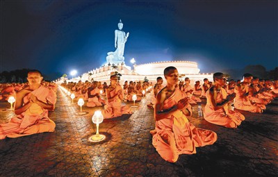 泰国法身寺点燃蜡烛、诵经回向，向佛陀致敬