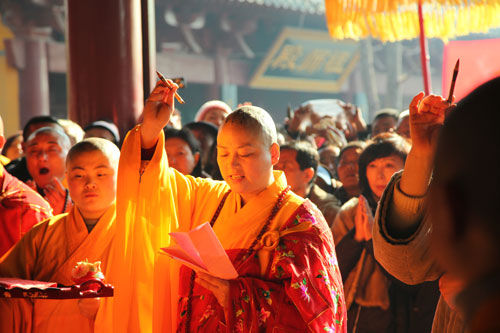 竹林寺方丈明道法师率领50位法师共同为竹林寺镇寺之宝韦陀菩萨像及50万枚吉祥币加持开光