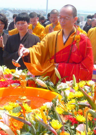 (2008年四月初八，在浙江泽山禅寺举行浴佛法会时浴佛)