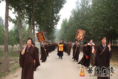  护法居士排队迎请