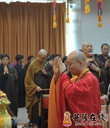 香港观宗寺方丈宏明大和尚拈香礼佛