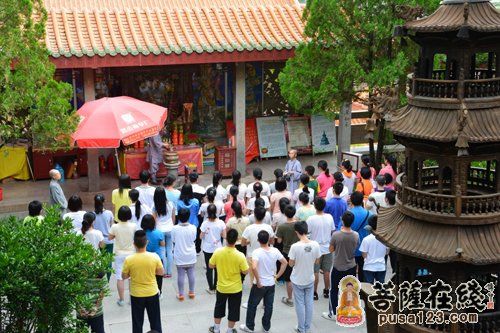  梅州千佛塔寺大礼堂前营员学习瑜伽 