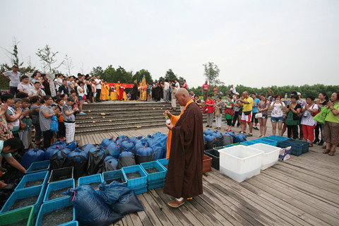 唐山佛协与大兴寺共同举办了大型放生法会