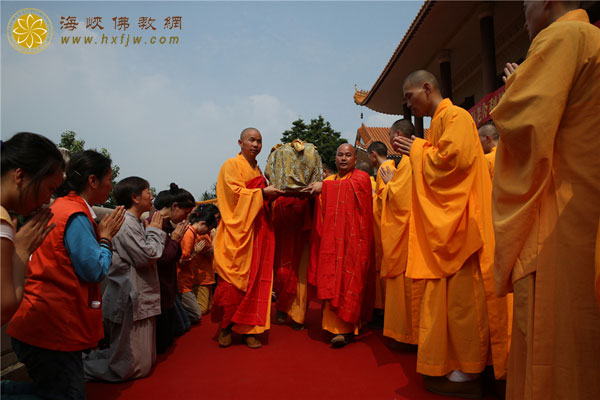 弘法寺隆重举行恭送本焕长老舍利赴海南澄迈金山寺永久安奉法会