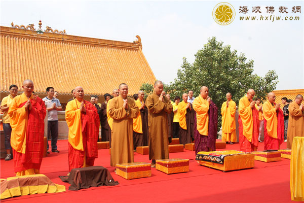 弘法寺隆重举行恭送本焕长老舍利赴海南澄迈金山寺永久安奉法会