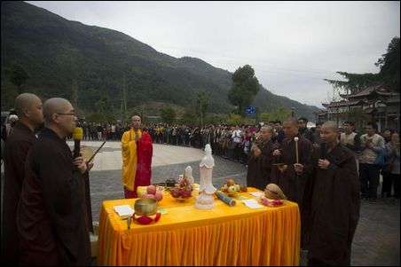 放生法会由安福寺住持上达下照法师主持