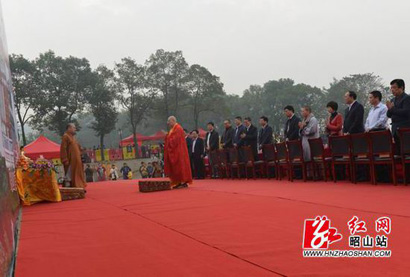 圣辉大和尚带领僧众为昭山古寺大修祈福