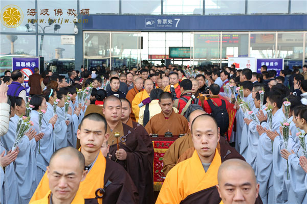 弘法寺隆重举行恭送本焕长老舍利赴湖北黄梅四祖寺永久安奉法会