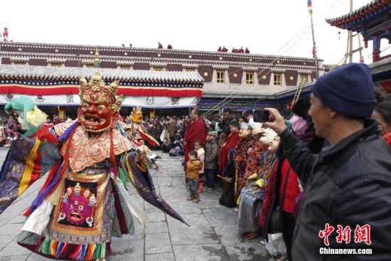 青海塔尔寺正月观经法会“跳欠”传承280多年