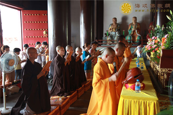 三亚南山寺盂兰盆会为江苏昆山爆炸事故、云南鲁甸地震遇难众生举行超荐祈福法会