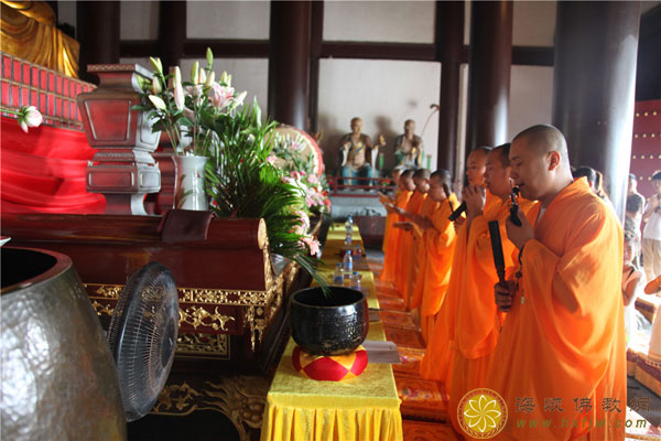 三亚南山寺盂兰盆会为江苏昆山爆炸事故、云南鲁甸地震遇难众生举行超荐祈福法会