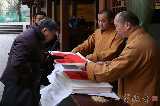 灵隐寺法师在向大众结缘新年年历