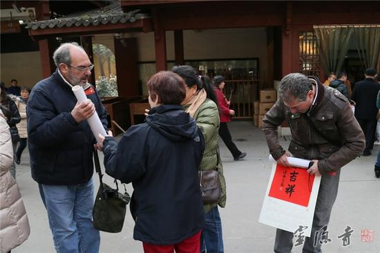 领到年历的游人香客小心翼翼地收藏