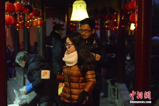 1月27日，民众纷纷前往寒山寺领取免费的腊八粥。当日是中国传统的民俗节日腊八节，苏州寒山寺为进寺的游客市民免费提供该寺熬制的腊八粥，吸引了众多市民前来领取，祈愿新年和合美满。图为民众在寒山寺内排队等待领取腊八粥。