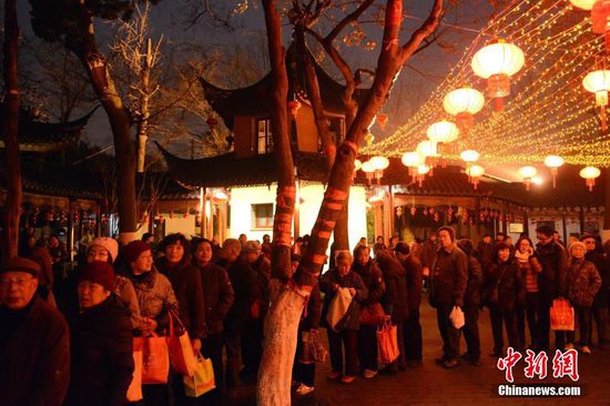 1月27日，民众纷纷前往寒山寺领取免费的腊八粥。当日是中国传统的民俗节日腊八节，苏州寒山寺为进寺的游客市民免费提供该寺熬制的腊八粥，吸引了众多市民前来领取，祈愿新年和合美满。图为民众在寒山寺内排队等待领取腊八粥。