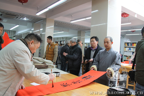 少林寺迎新春笔会上，各位书法家挥毫泼墨，题写春联