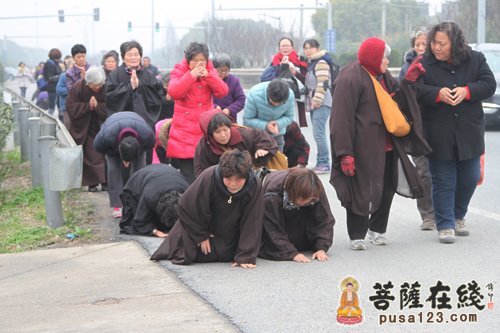 苏州迎湖禅寺果照法师三步一叩 朝拜九华山