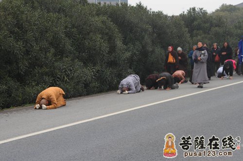 苏州迎湖禅寺果照法师三步一叩 朝拜九华山