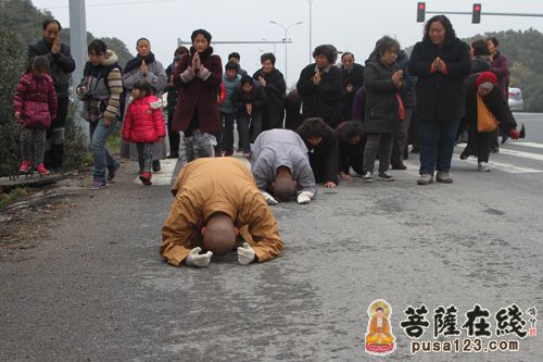 苏州迎湖禅寺果照法师三步一叩 朝拜九华山