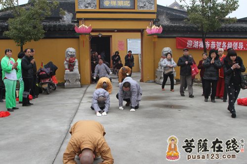 苏州迎湖禅寺果照法师三步一叩 朝拜九华山