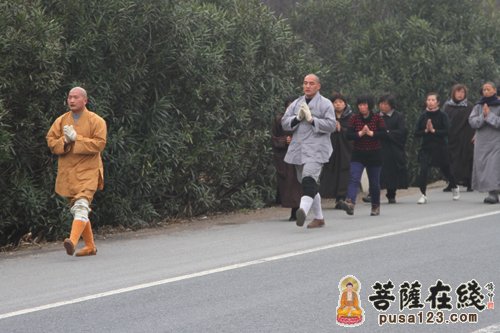 苏州迎湖禅寺果照法师三步一叩 朝拜九华山