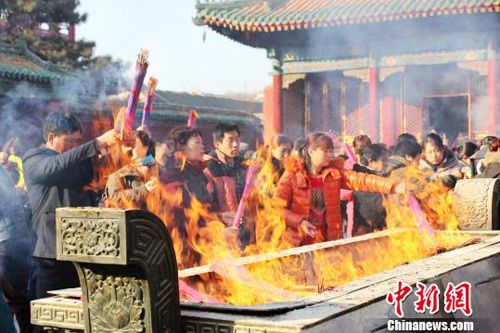 承德普宁寺“新春祈愿法会”香火旺 近10万游客入寺祈福