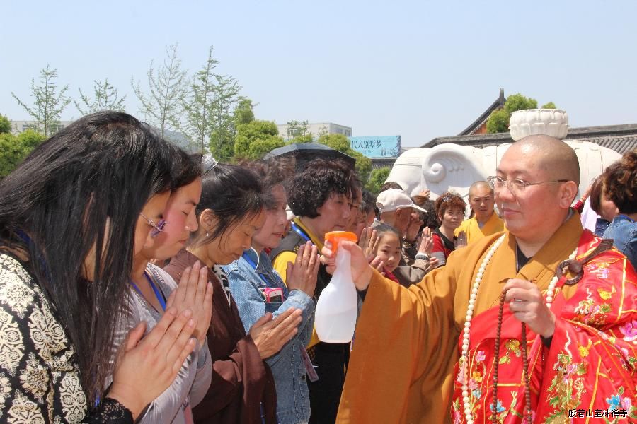 慧闻法师为信众加持大悲水