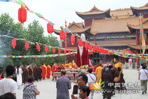 迎请法师至地藏殿