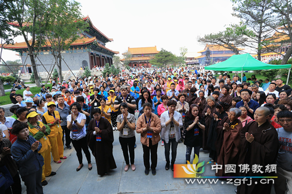 恭迎药王菩萨圣诞法会在万寿寺大雄宝殿内正式开始