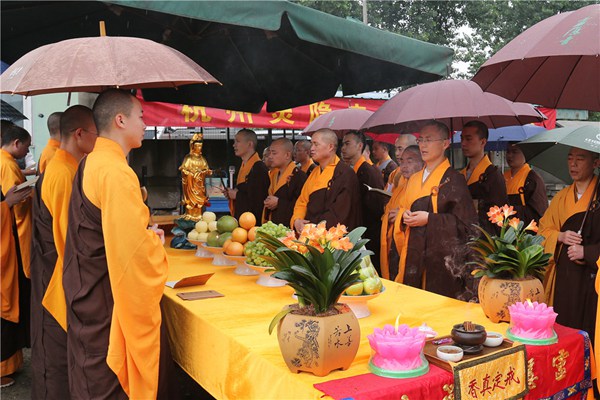 践行慈悲平等 救拔众生苦难 灵隐寺举行放生法会