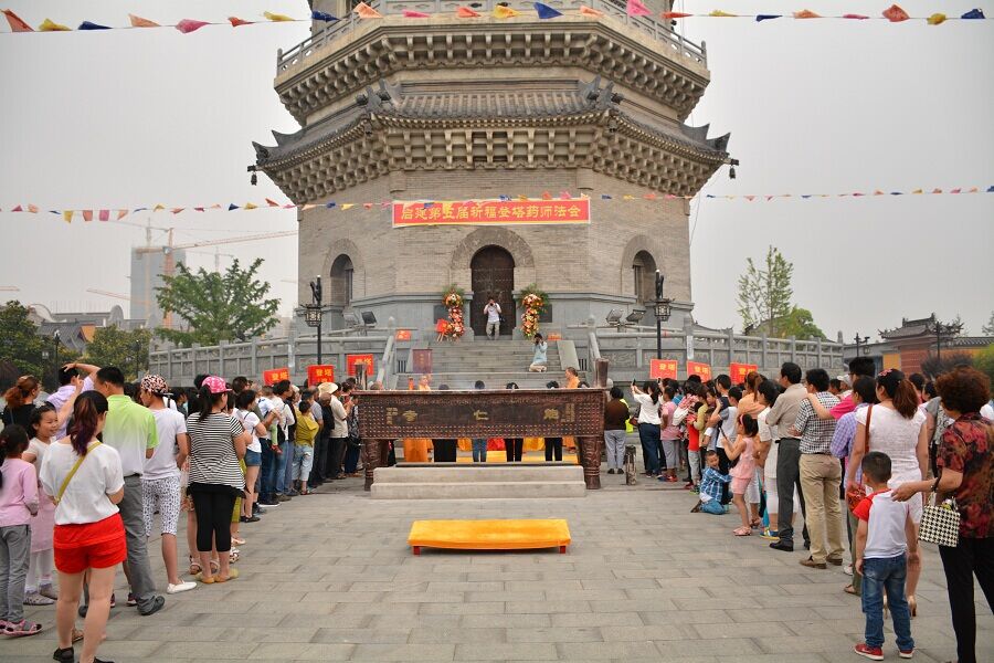 与会僧众恭诵《药师经》、拜愿、延生普佛