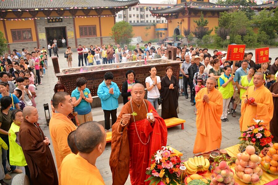 与会僧众恭诵《药师经》、拜愿、延生普佛