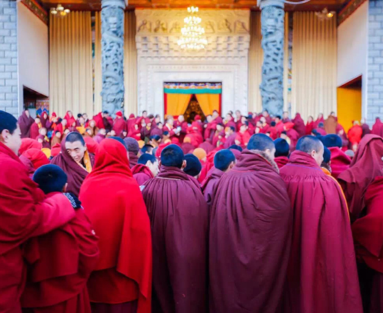 师父们在等在进入大殿