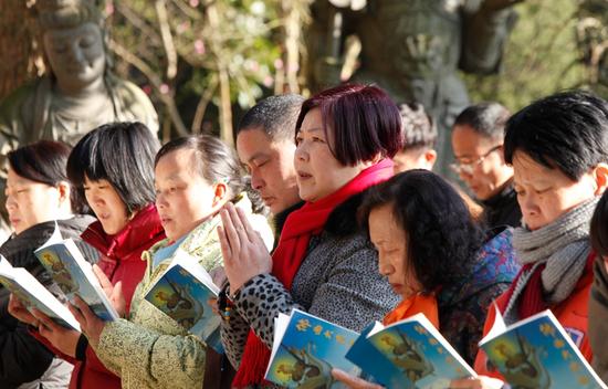 大众念诵《放生仪轨》，希望动物们远离被杀的命运，并获得真实的自在，摆脱生死的疲劳