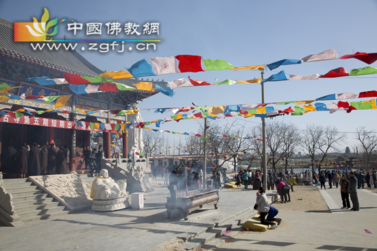 石佛古寺短期出家第三天举行“佛涅槃日纪念法会”