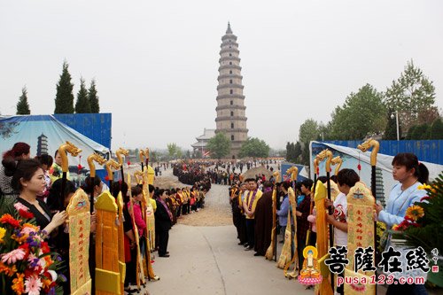 四众弟子列队恭迎主法法师（图片来源：菩萨在线 摄影：妙静）