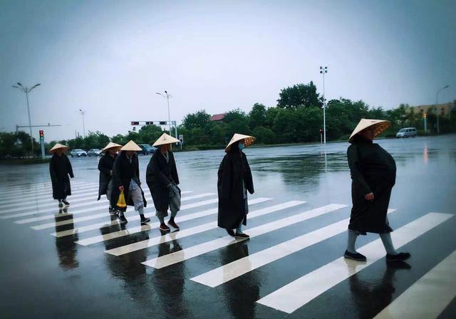 无锡市惠山寺僧人行脚朝礼安徽九华山