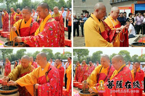 主法法师拈香（图片来源：菩萨在线 妙雨/摄）